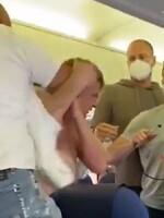VIDEO: Odmietli si dať rúško, tak ich začali mlátiť. V lietadle na Ibizu zažili cestujúci bitku ako z akčného filmu