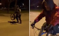 VIDEO: Odvážny muž v Bratislave naháňal zlodejov, ktorí mu pred očami ukradli bicykel. Celú konfrontáciu si natočil na mobil