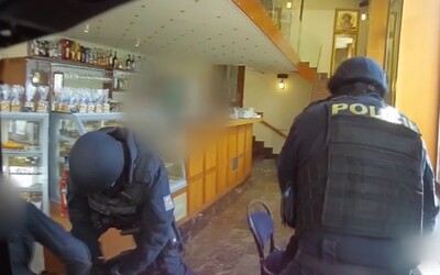 VIDEO: Opilý muž vystrašil zbraní zákazníky kavárny v centru Brna. Situaci řešili policisté se samopaly