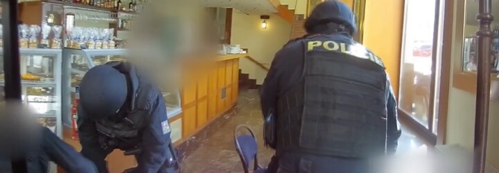 VIDEO: Opilý muž vystrašil zbraní zákazníky kavárny v centru Brna. Situaci řešili policisté se samopaly