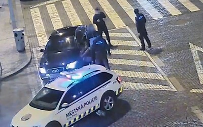 VIDEO: Opilý řidič v Praze naboural policejní auto, strážníky poté vyzval na souboj