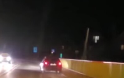 VIDEO: Opitá žena šoférovala po Trstenej tak, že auto ledva udržala na ceste. Polícia predišla tragédii na poslednú chvíľu