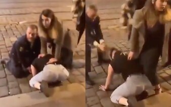 VIDEO: Opití policajti v Prahe brutálne napadli 19-ročné dievča. Násilne ju ťahali za vlasy a kľačali na nej 