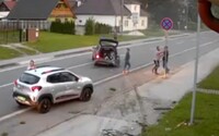 VIDEO: Opitý Slovák preletel cez chodník a spôsobil nehodu. Potom takmer dostal nakladačku