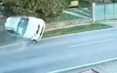 VIDEO: Opitý vodič pri Galante vrazil do auta s matkou a dieťaťom. Po zrážke vozidlo preletelo niekoľko metrov