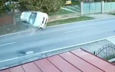VIDEO: Opitý vodič pri Galante vrazil do auta s matkou a dieťaťom. Po zrážke vozidlo preletelo niekoľko metrov