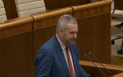 VIDEO: Opozičný poslanec si v parlamente uctil minútou ticha pamiatku Alexeja Navaľného. Členovia strany SMER-SD ho prerušovali