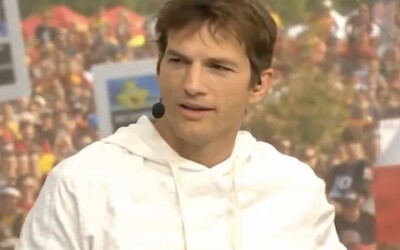 VIDEO: „Osprchuj sa!“ Na Ashtona Kutchera počas komentovania futbalu ľudia kričali pre jeho hygienické návyky