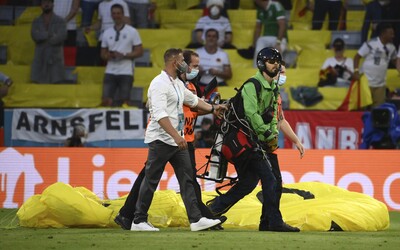 VIDEO: Paraglidista z Greenpeace seskočil ze střechy stadionu na Euru 2020, poranil ženu a zničil techniku