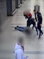 VIDEO: Parta násilníků zbila a okradla v nouzovém stavu muže v pražském metru. Hrozí jim až osmiletý trest