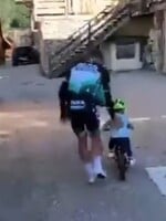 VIDEO: Peťovi Saganovi rastie pod rukami malý cyklista