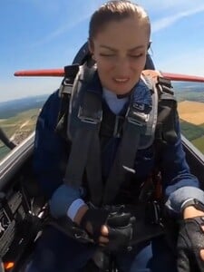 VIDEO: Pilotke sa počas letu po manévroch otvoril kokpit. Incident jej spôsobil zdravotné ťažkosti