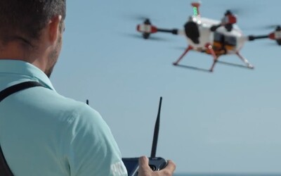 VIDEO: Plavčík zachránil topícího se chlapce pomocí dronu