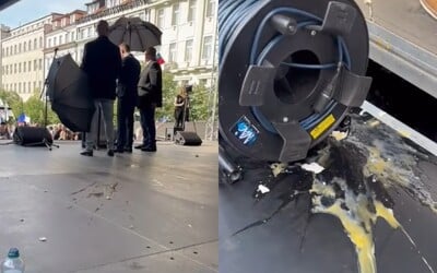 VIDEO: Po Dankovi v Prahe na demonštrácii hádzali vajíčka. Vystupujúci sa museli na pódiu chrániť dáždnikmi
