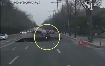VIDEO: Pod motorkárom sa prepadla zem. V 20-metrovej jame ho hľadali 17 hodín