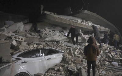 VIDEO: Pod troskami zničené budovy v Sýrii se narodilo dítě, jako jediné z rodiny přežilo