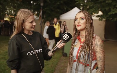 VIDEO: Podívej se na outfity, se kterými zazářili návštěvníci letošního Prague Pride (Anketa)