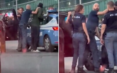 VIDEO: Policajt prehľadával Tiemouého Bakayoka z AC Miláno, zatiaľ čo jeho kolegyňa zbraňou mierila na spolujazdca