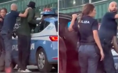 VIDEO: Policajt prehľadával Tiemouého Bakayoka z AC Miláno, zatiaľ čo jeho kolegyňa zbraňou mierila na spolujazdca