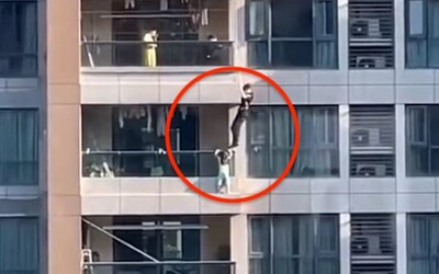 VIDEO: Policista v Číně hrdinsky zachránil život čtyřletého děvčátka, které viselo z balkonu v 11. patře
