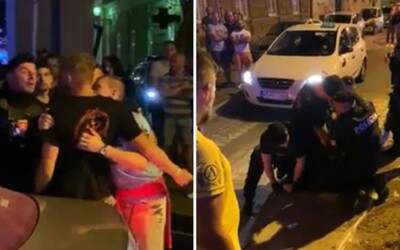 VIDEO: Policajt v Košiciach jediným úderom poslal mladého muža tvrdo k zemi. Tam na ňom mali muži zákona kľačať
