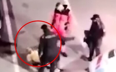 VIDEO: Policajt v Šamoríne fackal spútaného muža. Kričal od bolesti, do nemocnice prišiel s pomliaždeninami