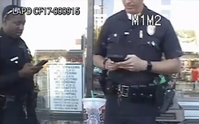 VIDEO: Policajti ignorovali lúpež. Kamera zachytila, že namiesto zlodejov chytali Pokémonov v telefóne