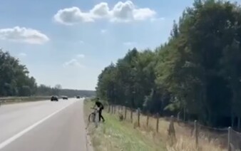 VIDEO: Policajti na D1 ratovali zmäteného cyklistu z Ázie. Jazdou ohrozoval všetkých účastníkov premávky