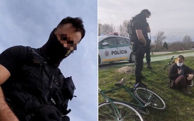 VIDEO: Policajti sa vysmiali Jakubovi, ktorý upozornil na muža bez rúška. Jeho kamaráta označili vulgárnym výrazom