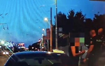 VIDEO: Policajtov zaujala divoká jazda vodiča na bratislavskej ulici. Muž mal pri sebe vrecúška s bielym práškom