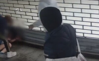 VIDEO: Polícia hľadá agresívneho mladíka, ktorý napadol a olúpil muža v Bratislave