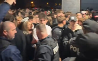 VIDEO: Polícia v Košiciach uzavrela vstup do známeho klubu. Pred podnikom vraj bolo 1 000 podnapitých ľudí
