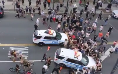 VIDEO: Policie v New Yorku autem rozrazila dav protestujících, v Chicagu napadli policistku