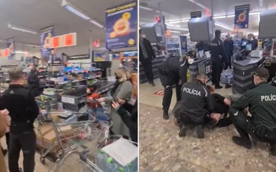 VIDEO: Polícia v piešťanskom Lidli stratila trpezlivosť s antirúškarmi blokujúcimi pokladne. Viacero ľudí musela spacifikovať