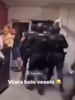 VIDEO: Polícia vykonala raziu v bratislavskom klube Kácečko. „Postavte sa hneď všetci k stene do p**e,“ kričali vraj na ľudí