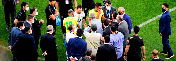 VIDEO: Polícia zadržala 4 futbalistov Argentíny počas zápasu s Brazíliou za nedodržanie protikoronavírusových opatrení