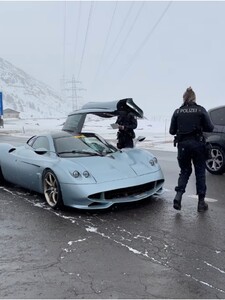VIDEO: Polícia zadržala luxusné auto značky Pagani v hodnote 6 miliónov eur. Patriť má samotnému majiteľovi automobilky