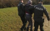 VIDEO: Polícia zadržala päť osôb v Trnave po násilnom útoku na muža. Vyšetruje aj neoprávnené použitie platobnej karty