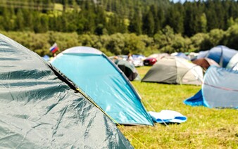 VIDEO: Policie dopadla gang, který řádil v českých kempech. Od turistů ukradli statisíce