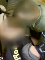 VIDEO: Policie dopadla muže, který napadl na ulici Ukrajinku. Zátah provedli u něj v bytě