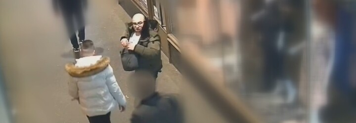 VIDEO: Policie hledá dva muže podezřelé z krádeže v Praze. Mladíkovi měli ukrást notebook a peněženku