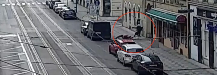VIDEO: Policie pátrá po útočníkovi, který přepadl ženu v centru Prahy