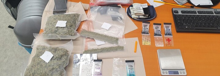 VIDEO: Policie při projížďce pražskými Kobylisy zadržela mladíka s 200 gramy marihuany, LSD, kokainem a plynovou pistolí