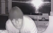 VIDEO: Policie v Praze dopadla „démona“, který se s nožem vloupával lidem do domů, když spali