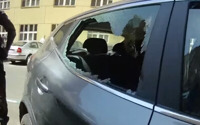 VIDEO: Policie v Praze vysvobodila půlroční holčičku z vyhřátého auta. Matka si prý neuvědomila, že by se mohlo něco stát