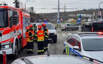 VIDEO: Policisté v Brně vytáhli z nabouraného auta řidiče bez známek života. Podařilo se jim ho oživit