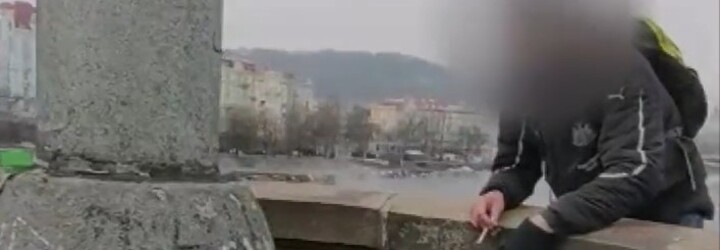 VIDEO: Policisté zachránili život muži na mostě v Praze. „Půjdeme na pivko, všechno se dá vyřešit,“ uklidňovali jej