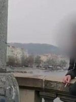 VIDEO: Policisté zachránili život muži na mostě v Praze. „Půjdeme na pivko, všechno se dá vyřešit,“ uklidňovali jej