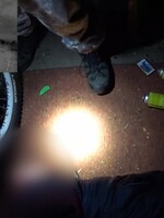 VIDEO: Policisté zasahovali ve varně drog v Praze. K zajištění 300 gramů pervitinu a 220 gramů marihuany použili beranidlo