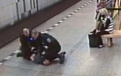 VIDEO: Policisté zpacifikovali v metru muže bez roušky